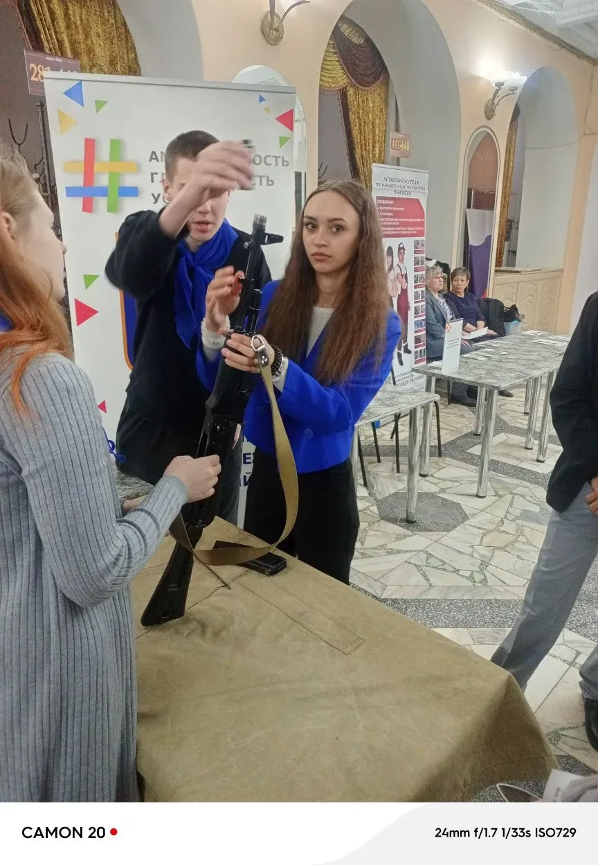 В будущее — с уверенностью: девяти- и одиннадцатиклассники школы посетили ярмарку трудоустройства  1