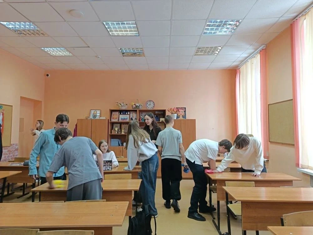 🧹 Школьный субботник: чистота начинается с нас!  В нашей школе прошёл традиционный субботник. Ученик