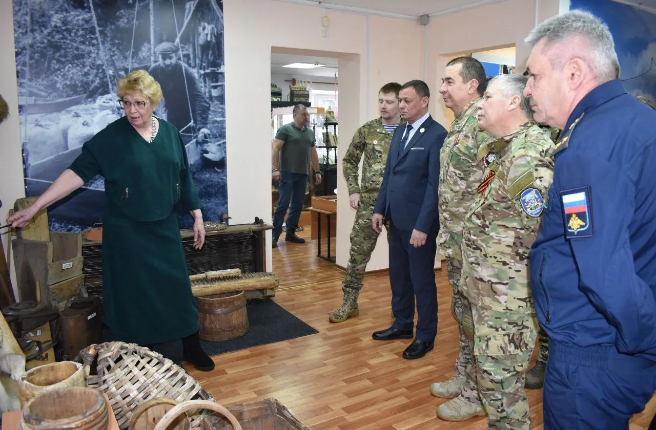 🇷🇺 В Зырянский краеведческий музей передали почтовую марку с Героем России Максимом Песковым  Максим