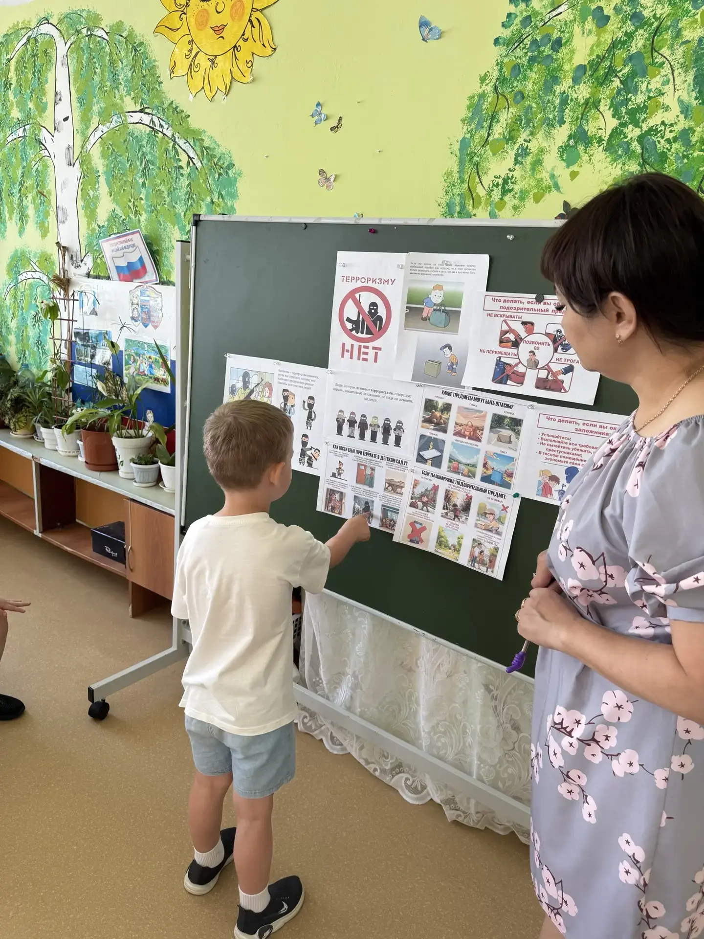 В старшей группе «Росинка» (воспитатель Таспенова Ж. Х.) прошла беседа по антитеррористической безоп