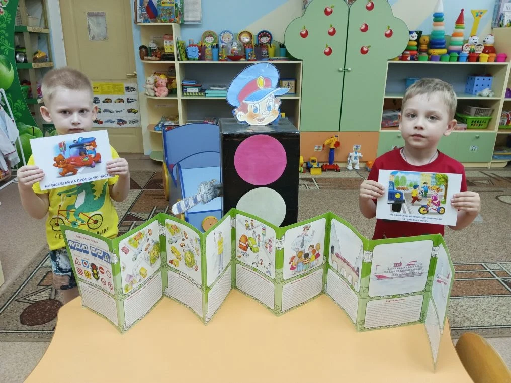 На группе «Светлячки» воспитатель Т.А. Шарова провела комплексное занятие «Летние прогулки». В ходе 