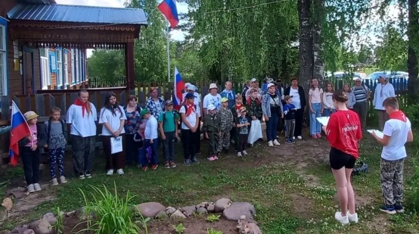 12 июня  работники Дома культуры совместно с  представителями ветеранской организации, женсовета и с