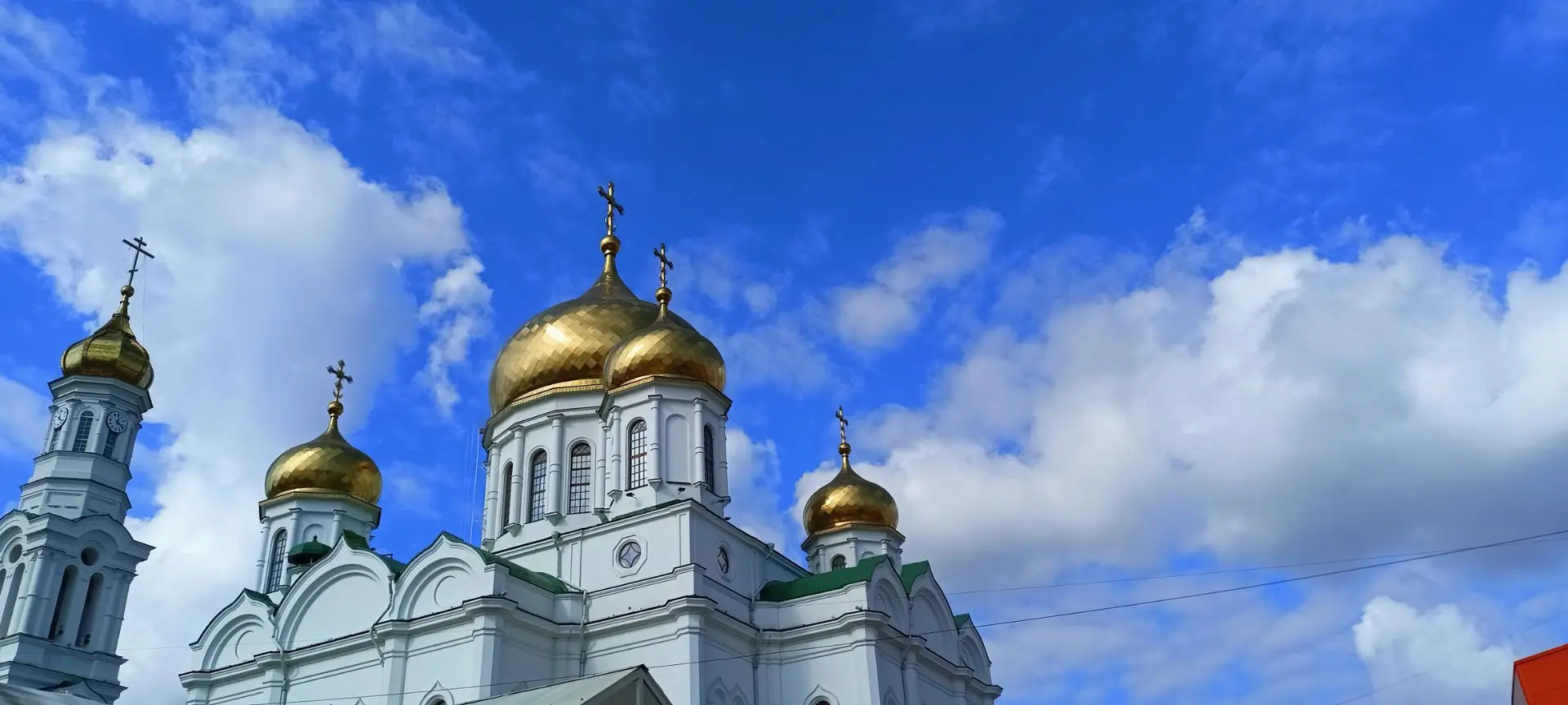 Напротив входа в Центральный рынок со стороны трамвайных путей стояло много лет старое ...