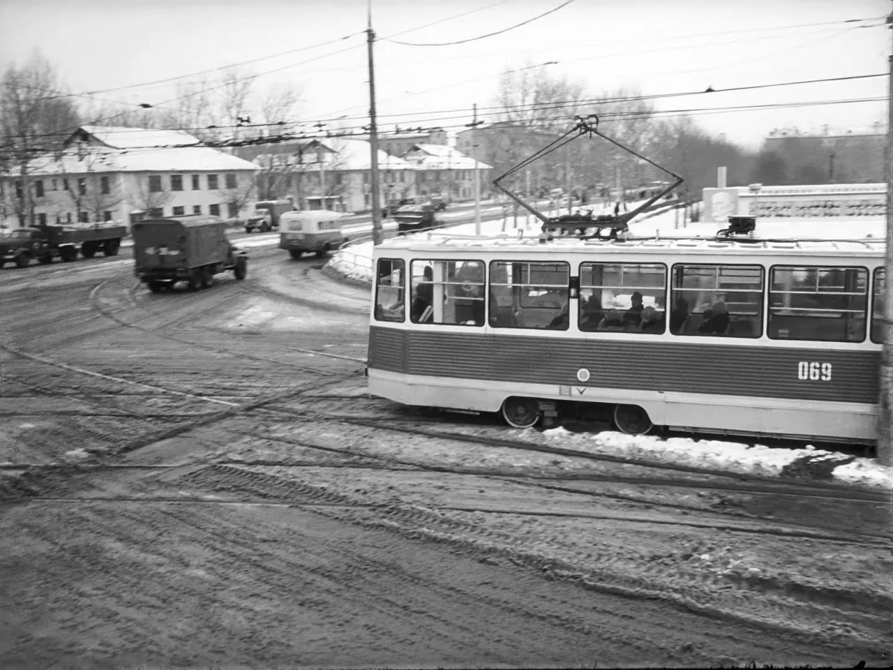 Трамвай 71-605 (КТМ-5М3) на площади Кирова. Источник: «Безаварийная работа трамвая», ки...