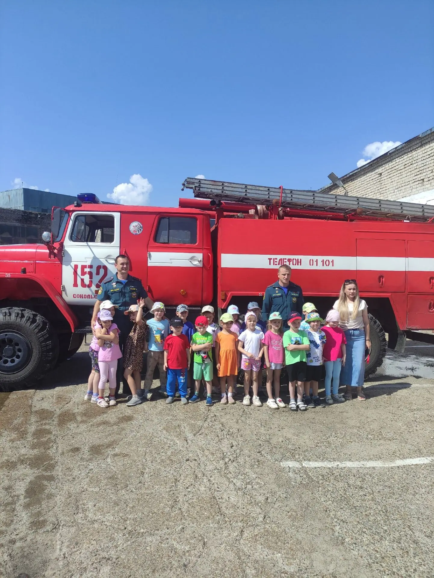 🚒👨‍🚒 Недавно в 152-ПСЧ было шумно и весело! 

В гости к пожарным пришли ребята из детского сада №