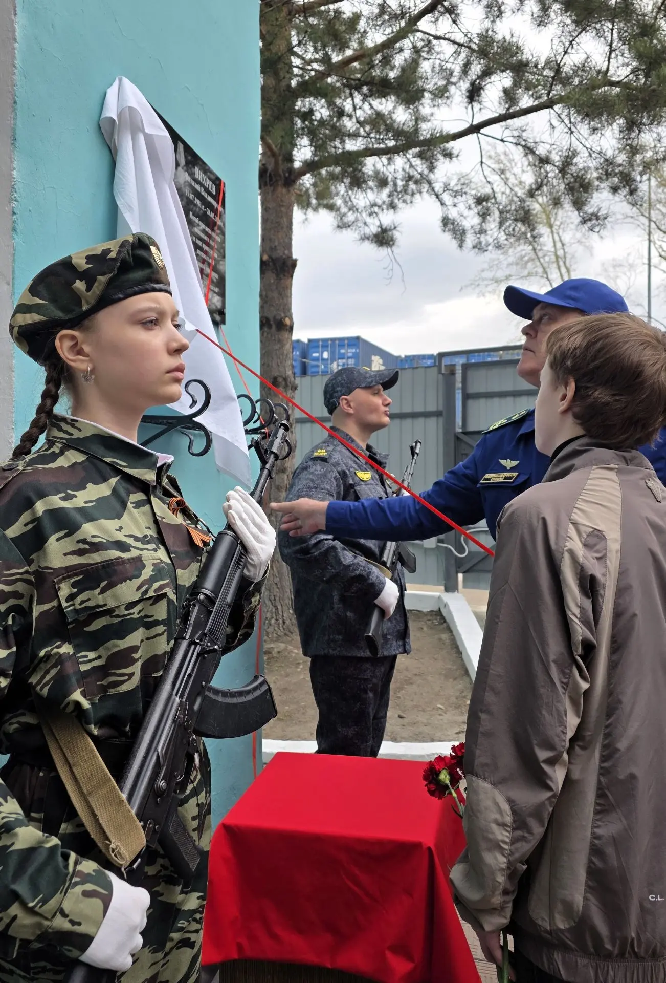 🇷🇺 В Красноярске открыта мемориальная доска участнику СВО Виталию Вихреву  Торжественная и скорбная 