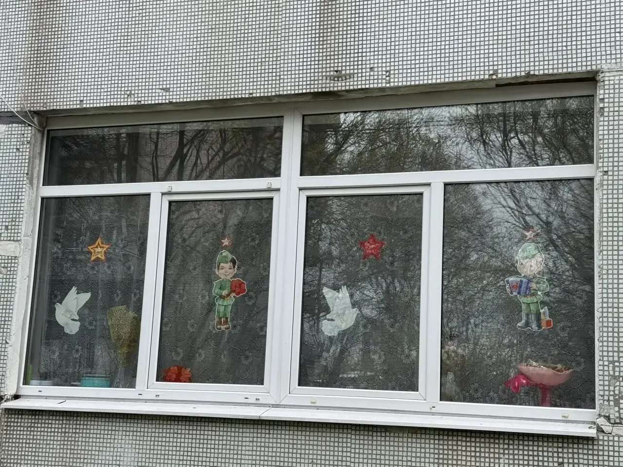 В преддверии Дня Победы преобразились окна нашей школы: ученики, родители и педагоги приняли участие