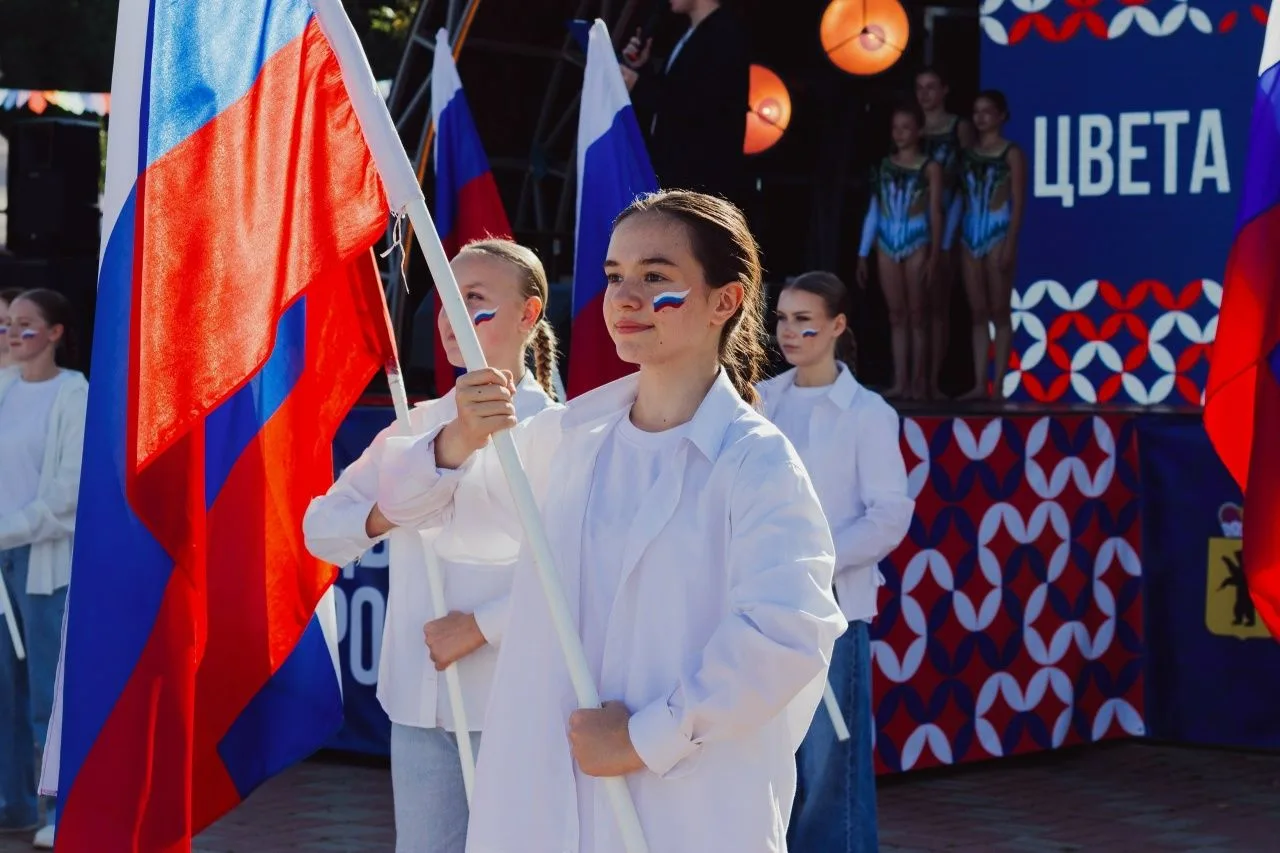 🇷🇺 В Ярославле прошла Всероссийская акция «Цвета Родины»!