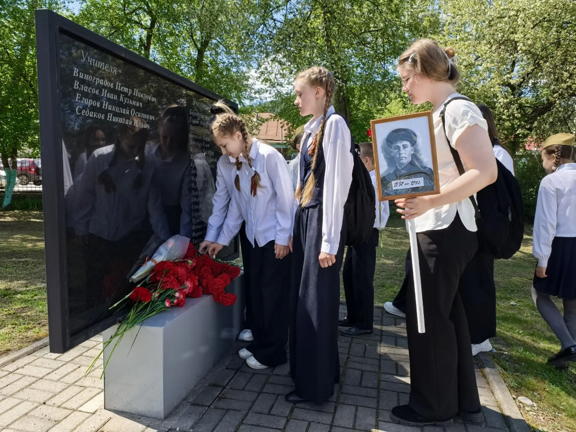 Течет река бессмертного полка По улицам, проспектам, по стране Шагают в ряд с портретами в руках Пот