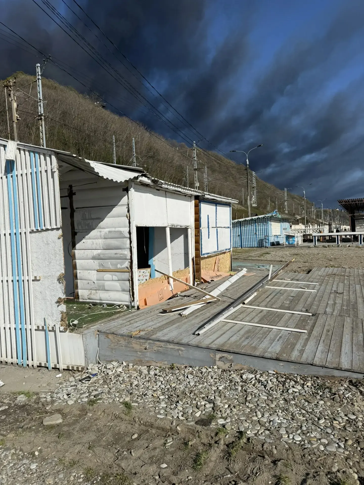 Сразу после нашего обзора Центрального городского пляжа г. Туапсе начался снос бело-гол...