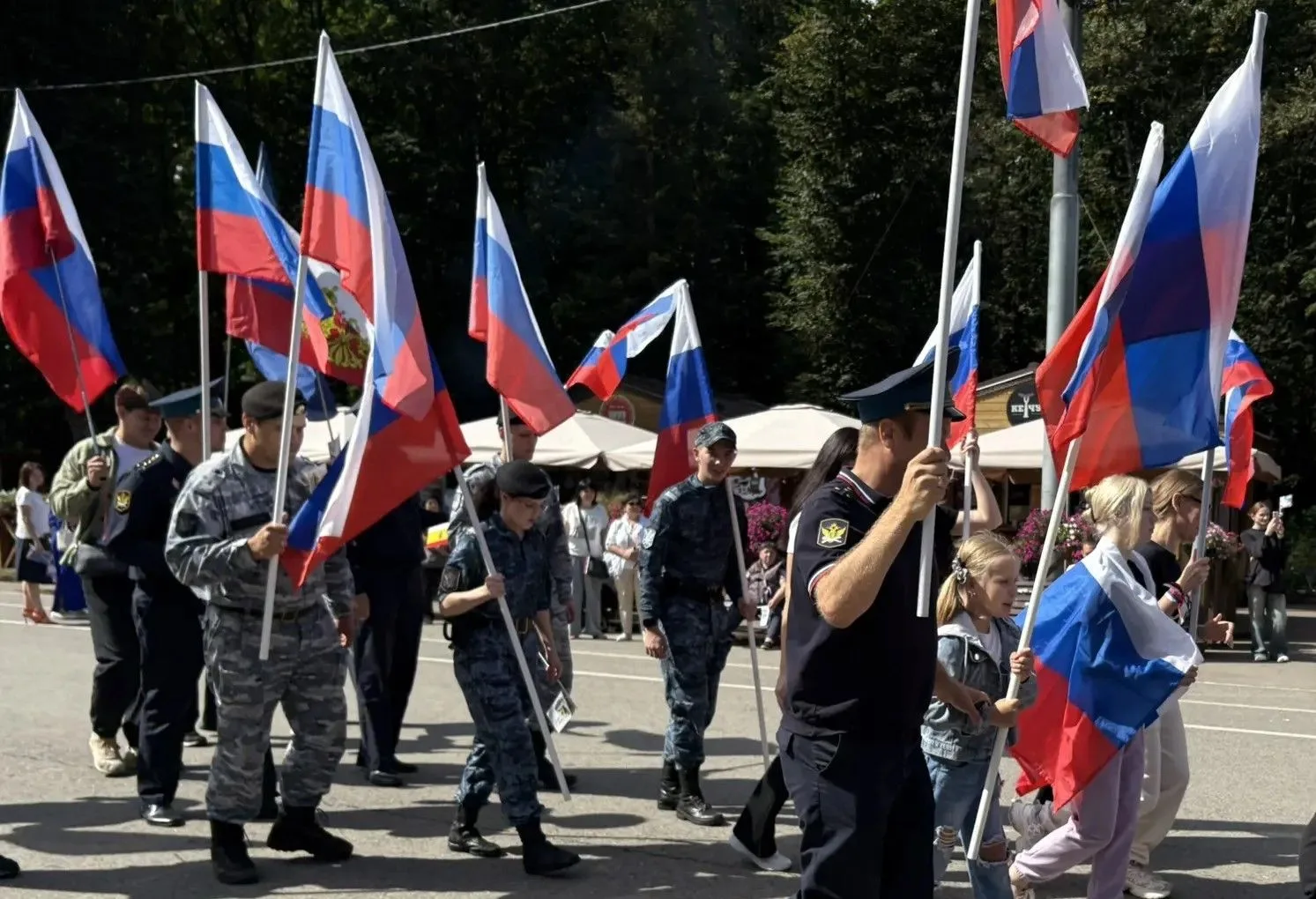 Рязанские судебные приставы отмечают День Государственного флага России (фото и видео)