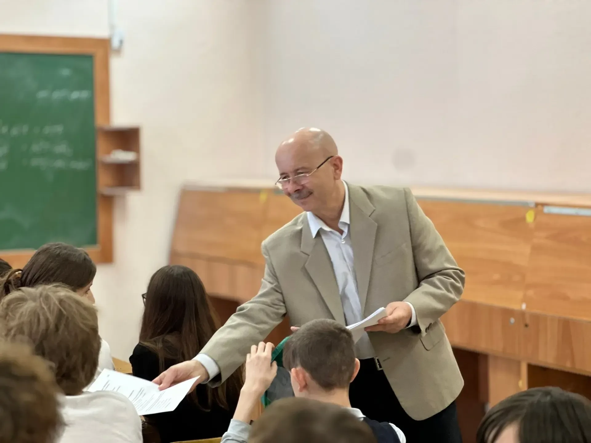 «Инженерный полигон» в МАДИ: школьники ознакомились с электромобилями и проектированием специальной 