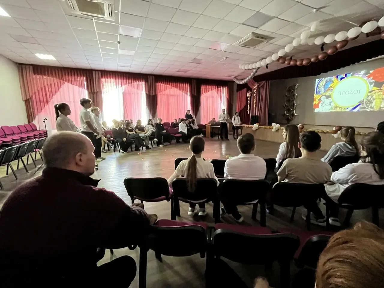 🎓В МОУ СОШ №4 прошла городская игра «Умницы и умники», посвящённая Году единства народов России  🧐В 
