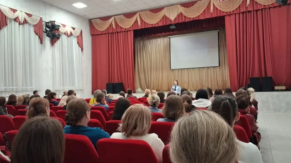 Родительская конференция в Медведевской СОШ №3: безопасность детей в интернете и на улице