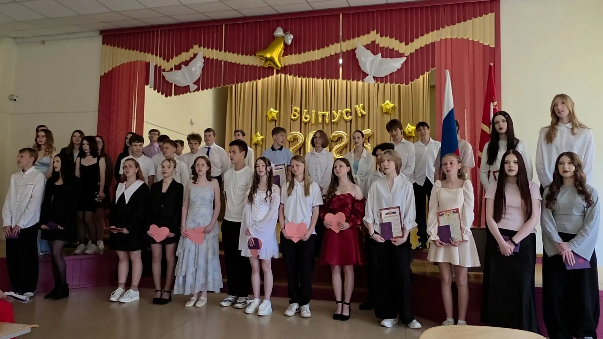 🎓 В добрый путь, девятиклассники!

Вручение аттестатов об основном общем образовании — важный шаг в