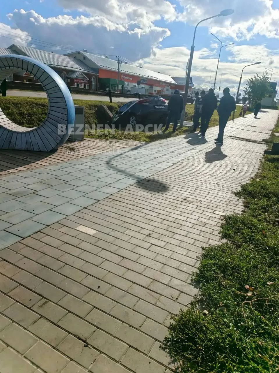 🚗 На улице Большой автомобиль вылетел с дороги прямо в кювет, сообщает подписчик в бот...