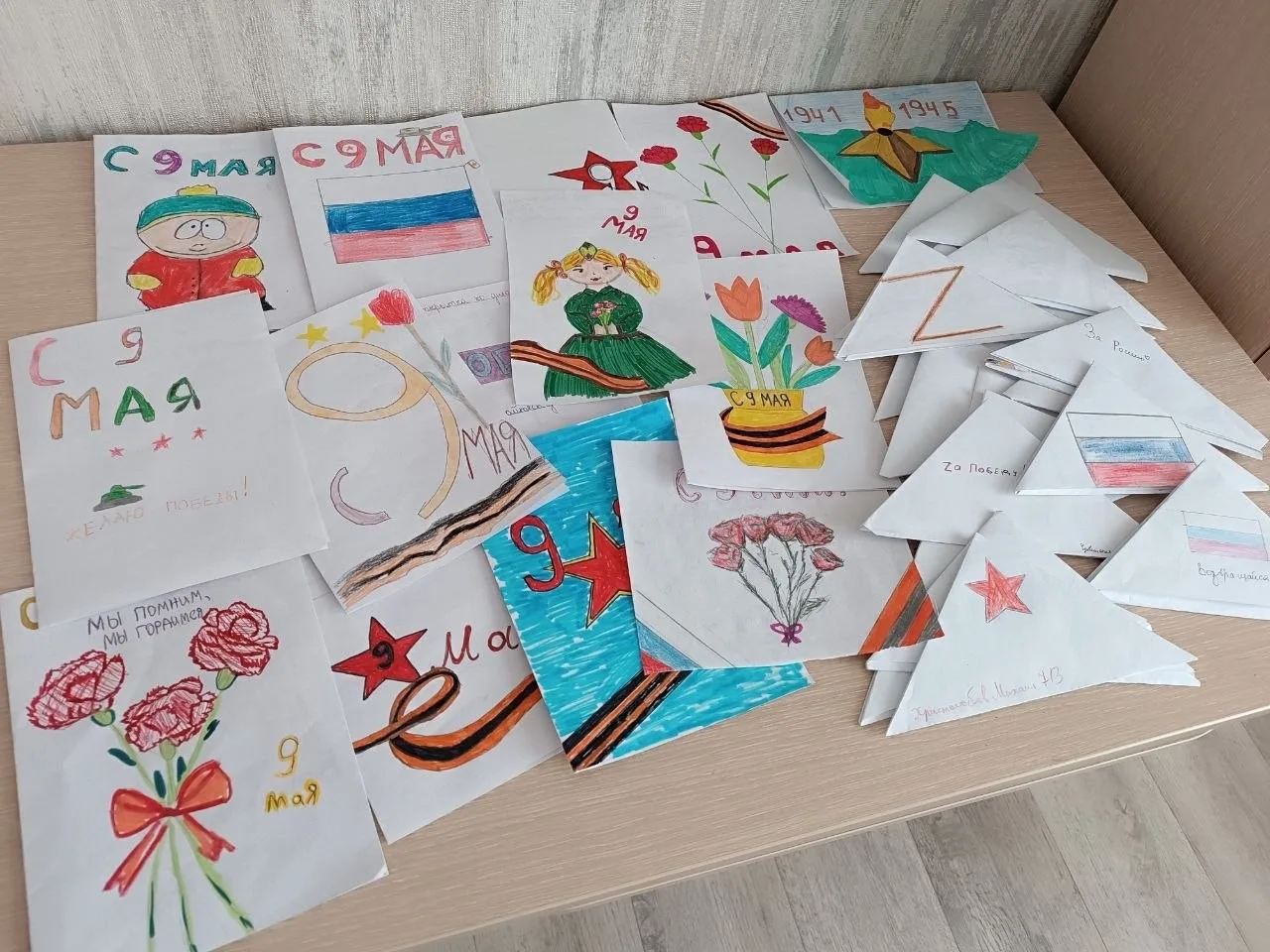 🇷🇺 Добрая традиция живёт в нашей школе!  Учащиеся 7«В» и 5«О» классов накануне 9 Мая написали бойцам