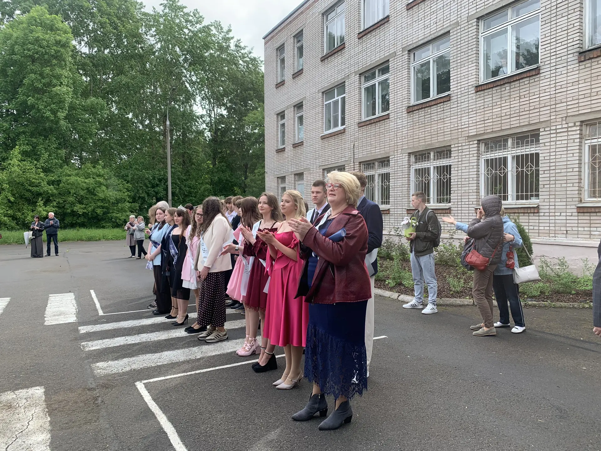 #Школа22 #ТакойДень  🎉 Сегодня прошла торжественная линейка — выпускаем 11-й класс!  ✍️Гости щедро д