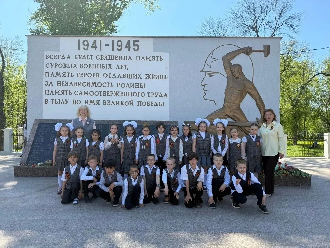 Учащиеся 1А, 1Б и 1В  класса под руководством классных руководителей Хамидуллиной Р. Х., Борисовой Е