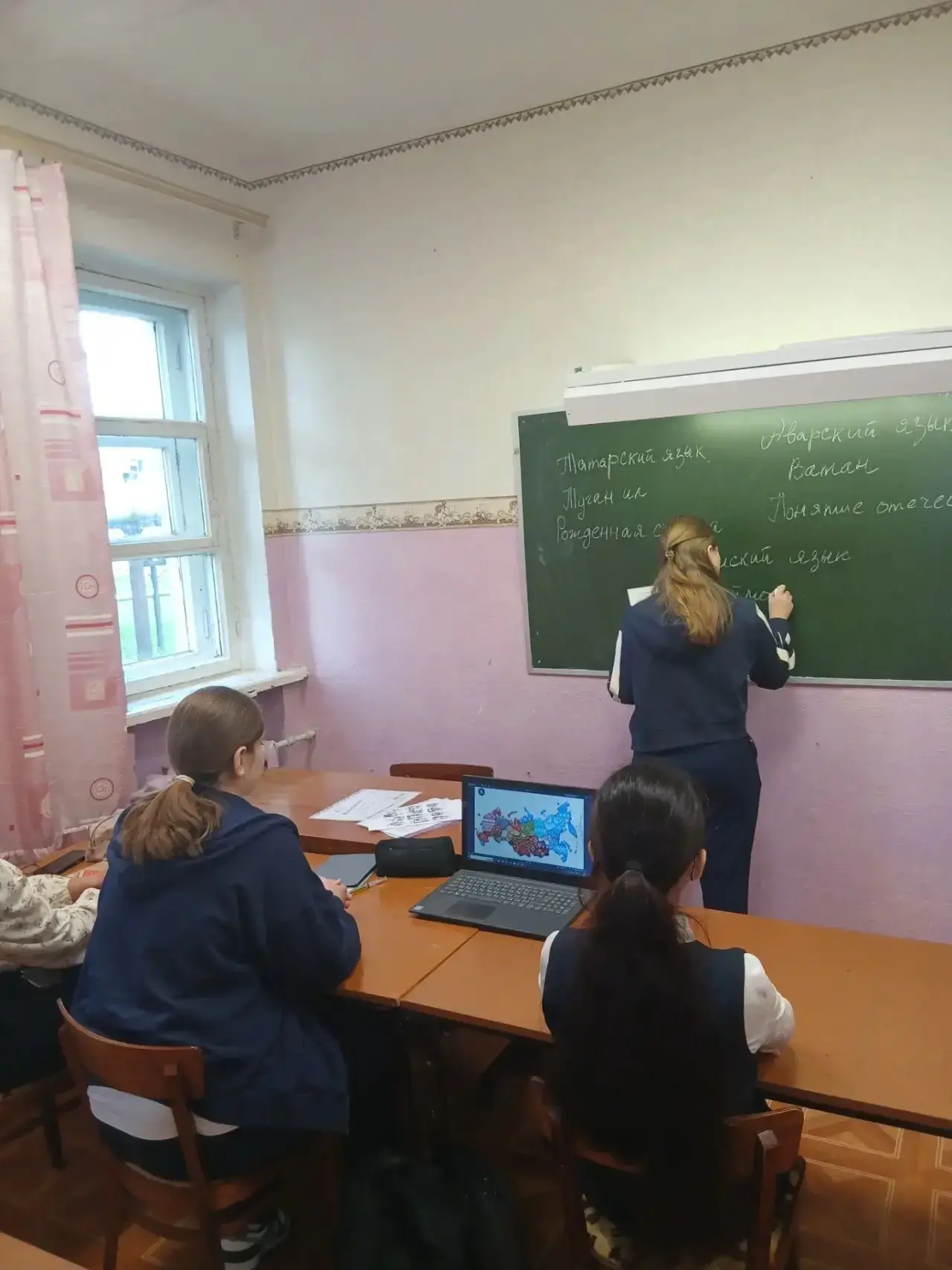 К знаменательному  дню языков народов России обучающиеся 10–11 классов нашего центра об...