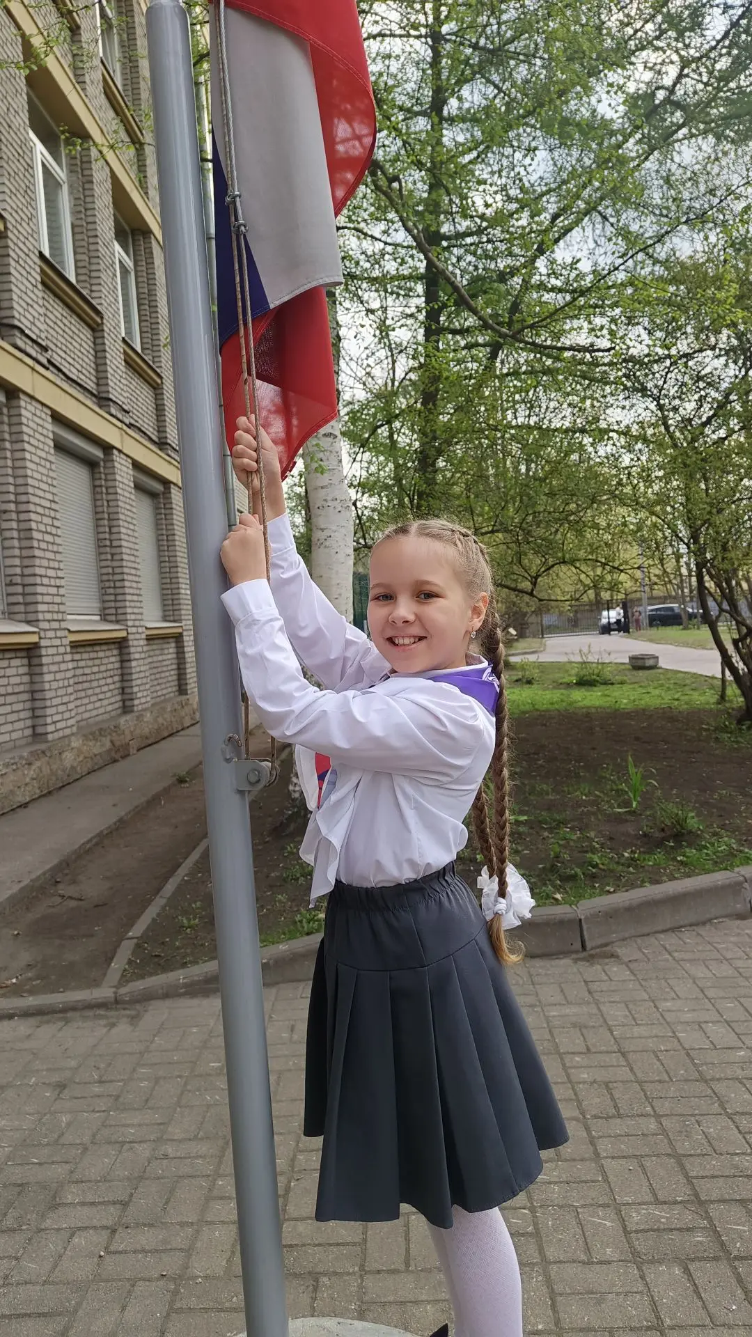 Сегодня флаг нашей страны поднимал 2 "Б" класс! 🇷🇺Обычно эта честь выпадает старшеклассникам, но для