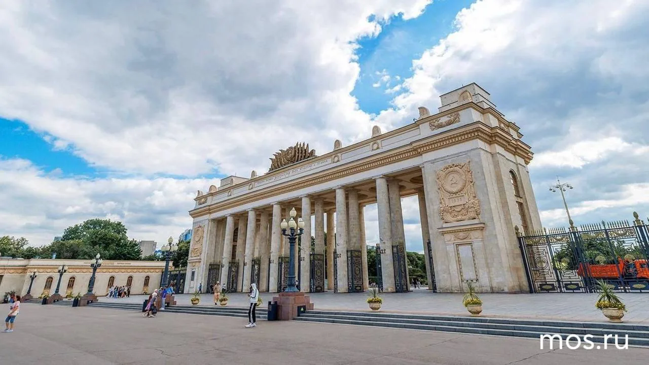 В Москве подходит к концу реставрация знаменитой арки главного входа в Парк Горького на...