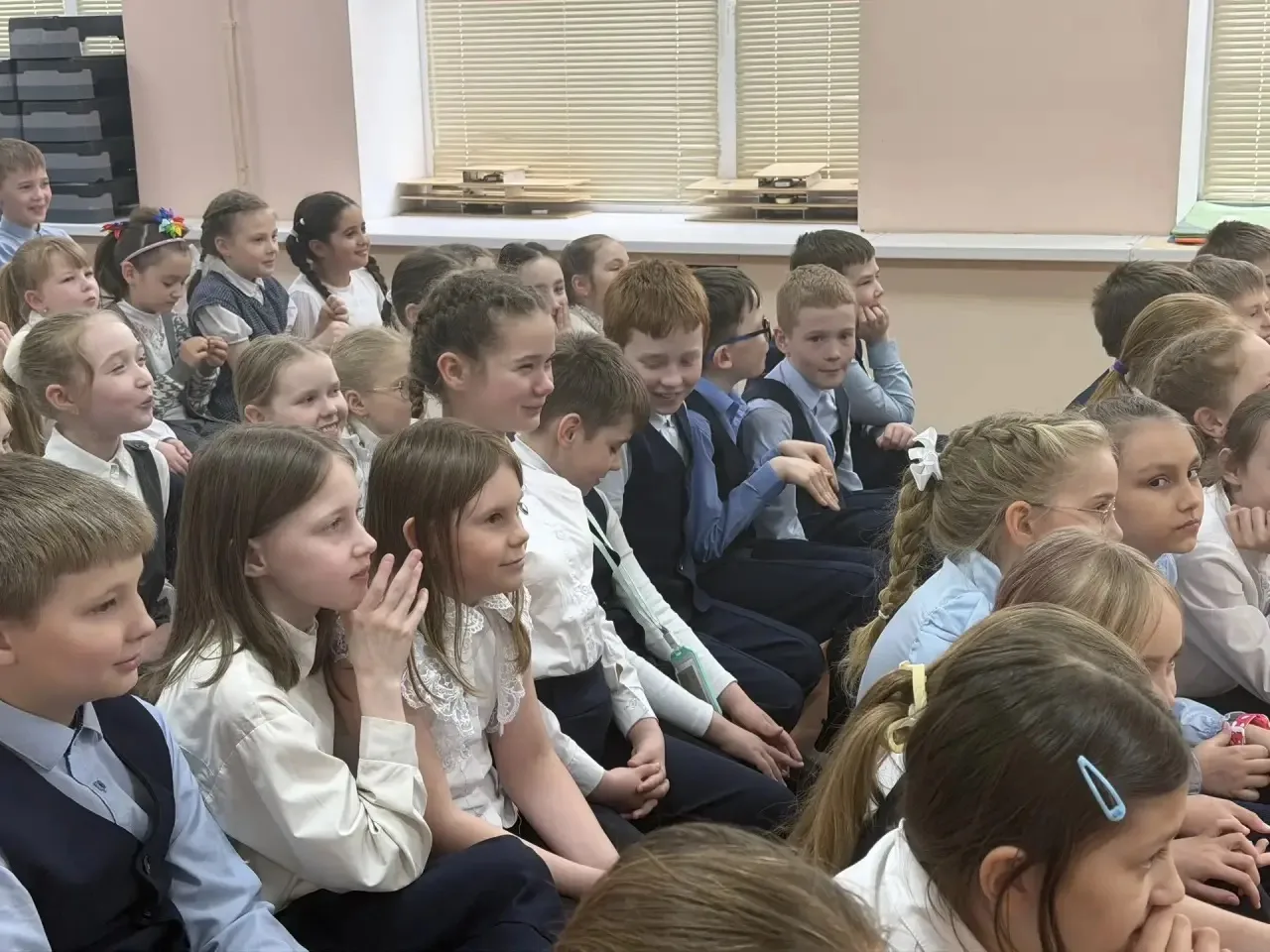 В МАОУ «СОШ 116» г. Перми состоялся спектакль "Ради мира на Земле" 🎭 **Школьный театр: память о Вели