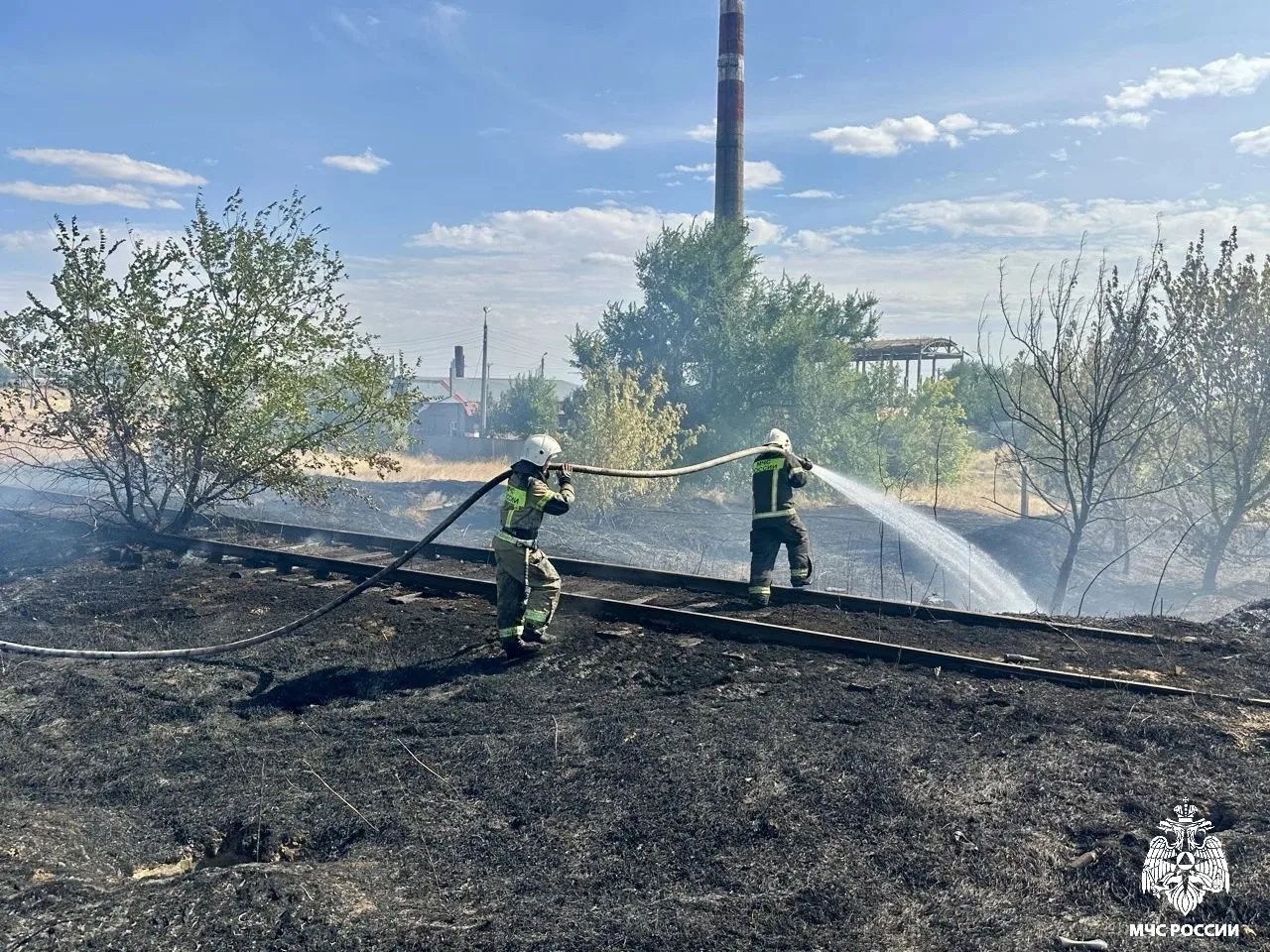 🚒Элистинские пожарные ликвидировали возгорание сухой растительности