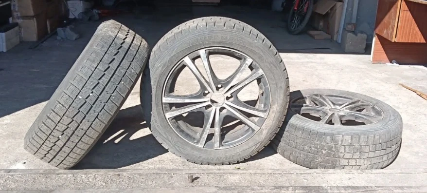 Продам зимние покрышки с дисками 3 штуки 205/55/16R цена 18 тысяч рублей тел 89232688982