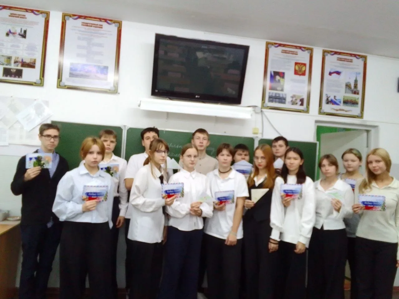 Нам в телефонах глупо пропадать.
Любой из нас обязан в это время
Хоть чем нибудь, но фронту помогать