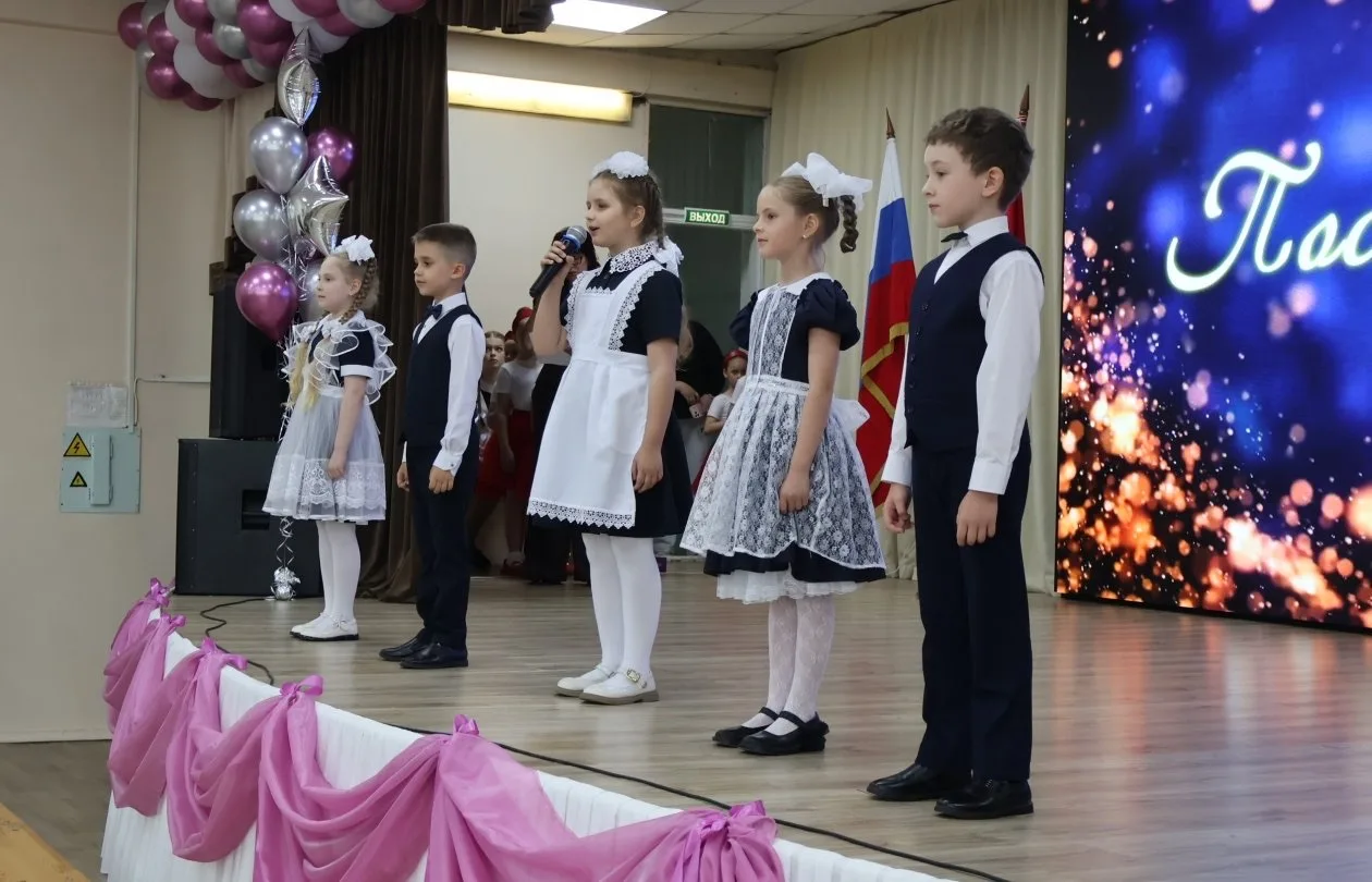 🔔Изящным вальсом завершился последний звонок в средней школе № 25 Уссурийска  Сегодня в школах Уссур