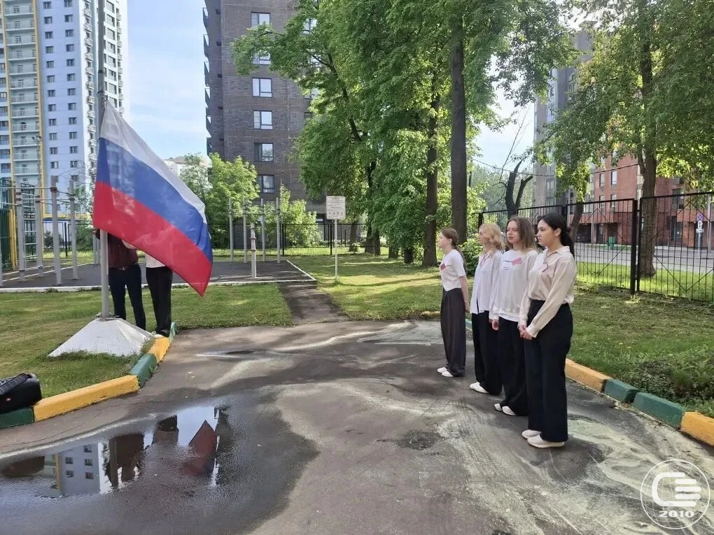 🇷🇺 Каждый понедельник в нашей школе начинается с главных символов страны: флага и гимна России.  ❤️ 