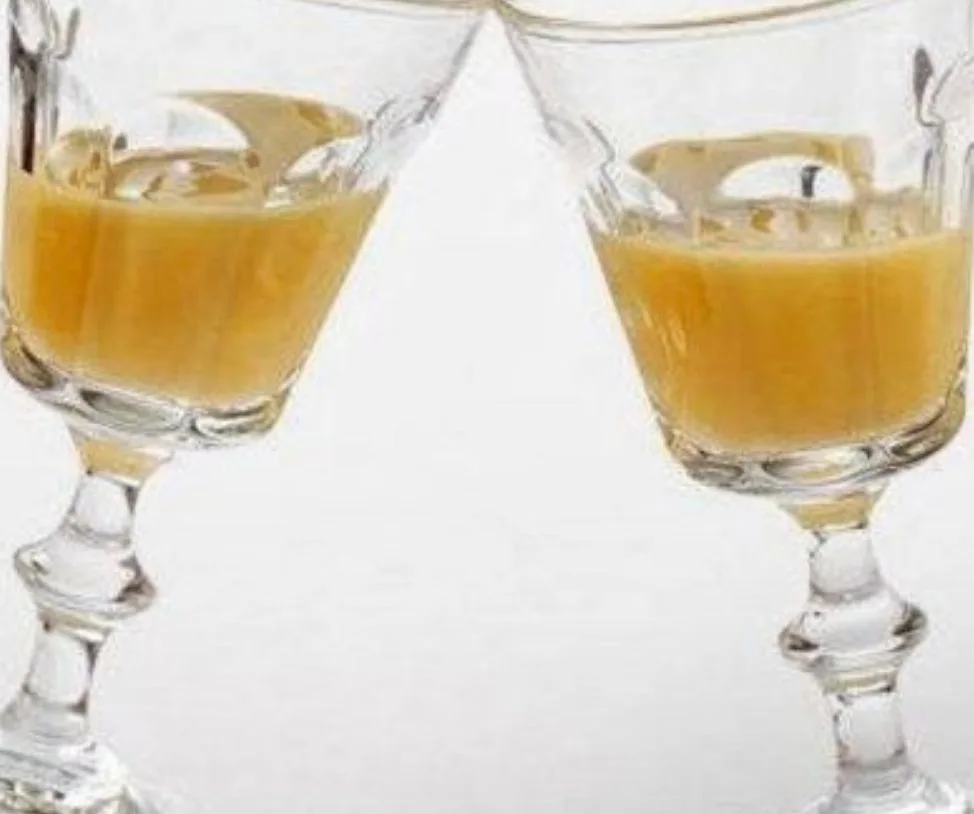 ЯИЧНЫЙ ЛИКЁР

Ингридиенты:
 Водка - 0,5 л
 Желтки сырые - 5-6 шт.
 Молоко сгущенное - 400 гр.
 Сахар