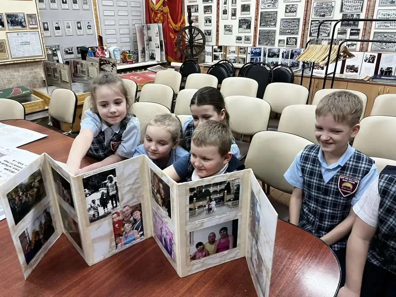Сегодня на занятии " Орлята России" ученики 1 "А" класса занимались по теме " История школы-моя исто