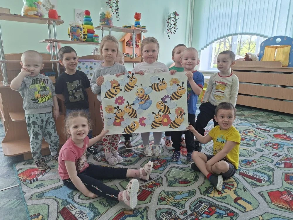20 мая - Всемирный день пчëл 🐝🐝🐝В этот день дети средней группы познакомились с пчелой, еë внешни