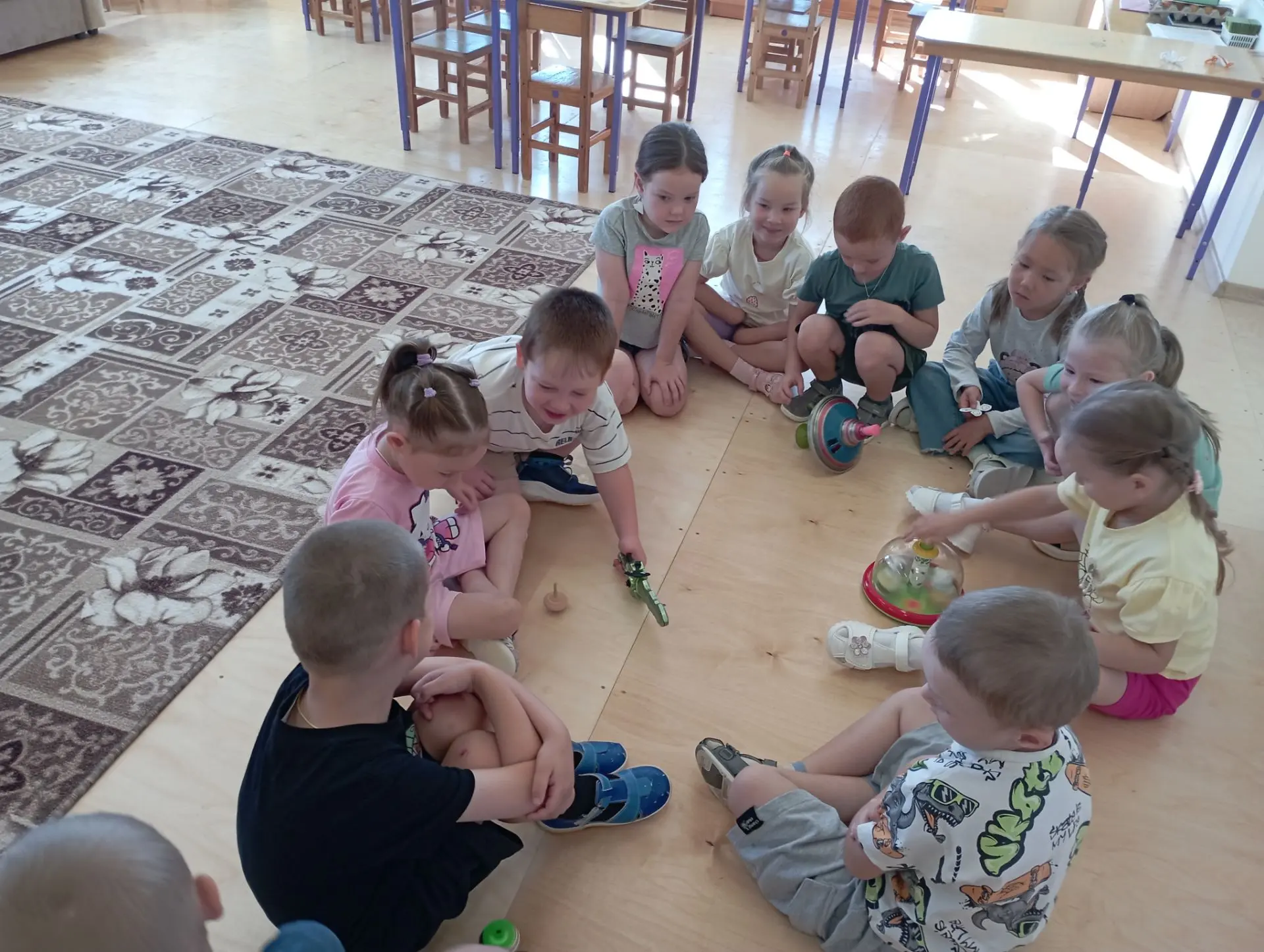 Как давно вы играли с юлой? Давно, где-то в далеком детстве.