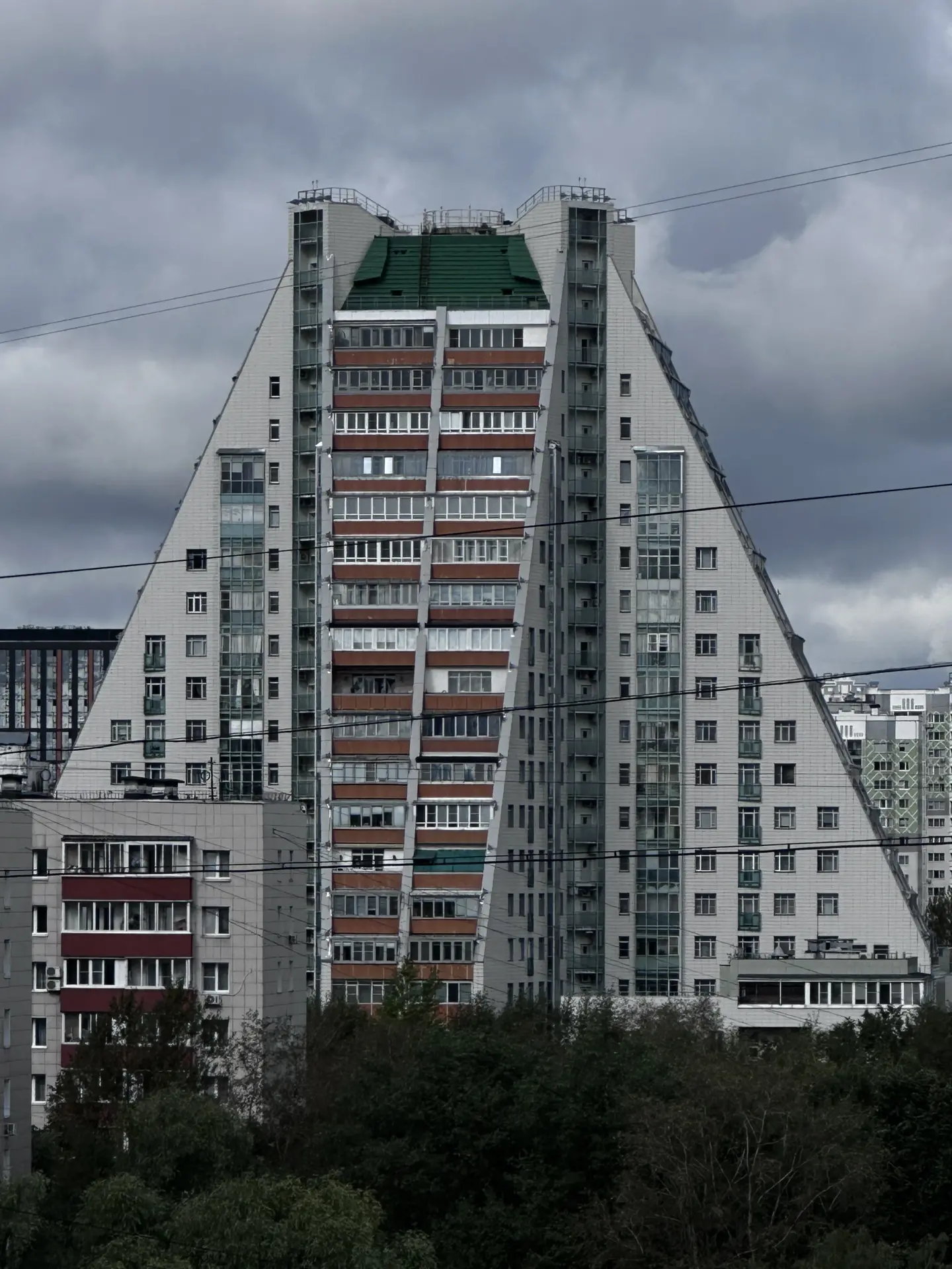 Увидела из окна интересный дом. Сколько заливов квартир случается именно из-за старых п...
