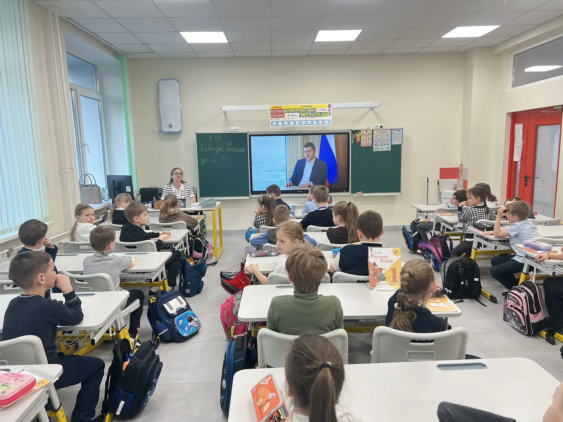 🇷🇺 Учебная неделя в Колтушской школе стартовала!  Вот и понедельник: любимая школа вновь наполнилась