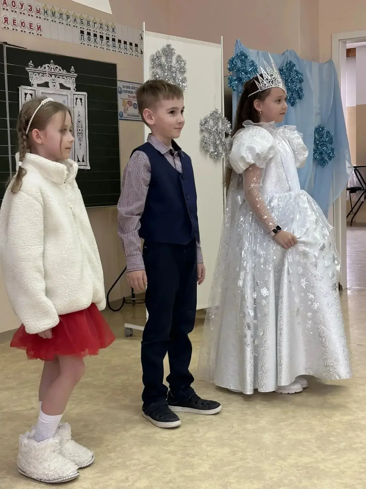 Сказочная премьера от 2 «В» класса  Сегодня состоялась волшебная постановка сказки **«Снежная Короле