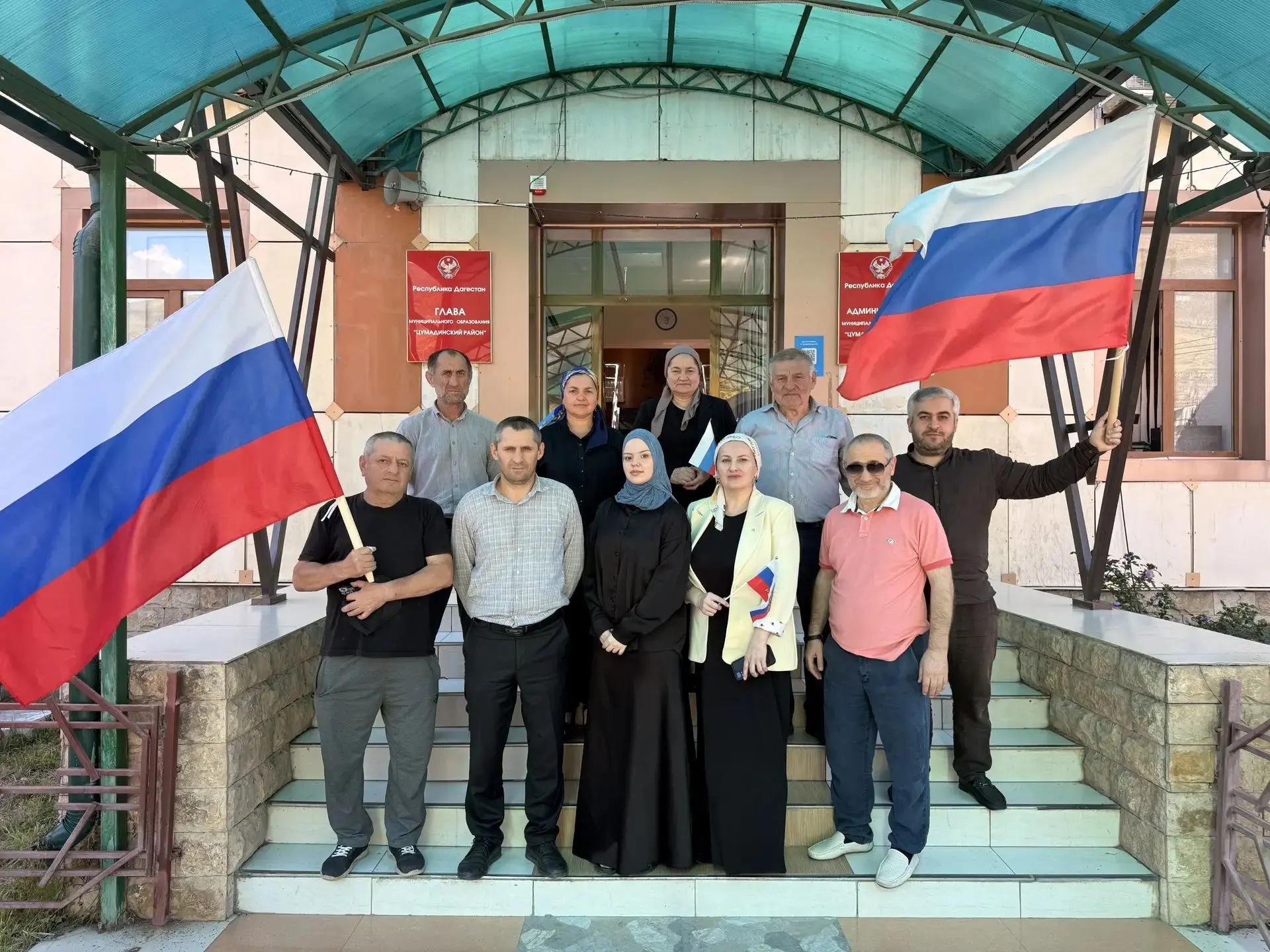 В Цумадинском районе подняли флаг России в преддверии государственного праздника