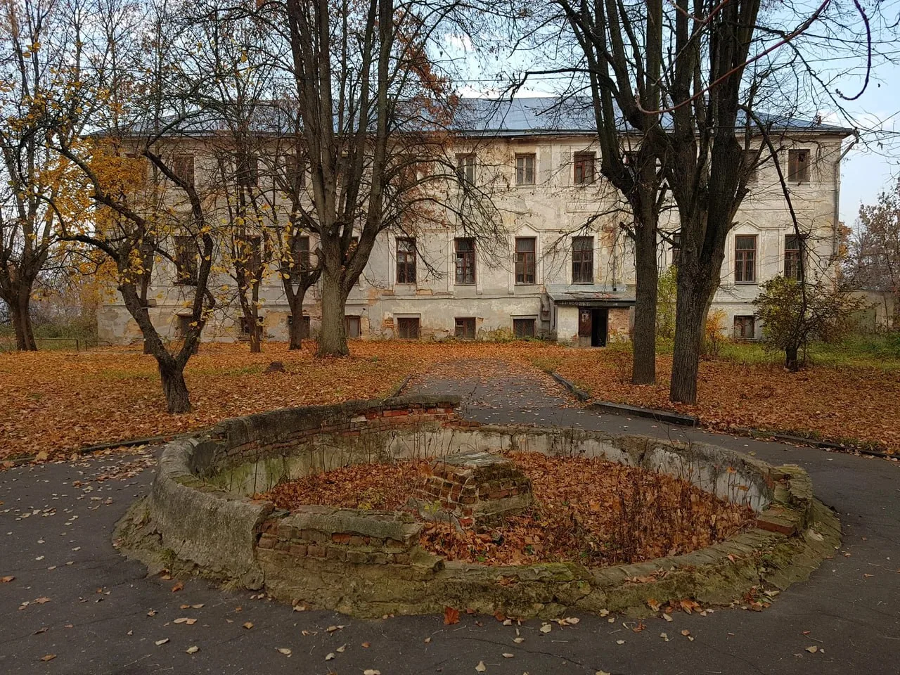 Усадьба Нащокиных.

Эта Подмосковная усадьба в старину являлась вотчиной боярского рода Ордын-Нащоки