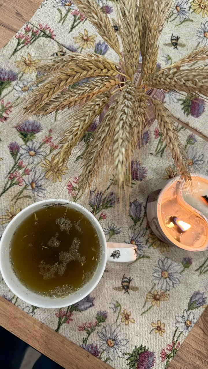На улице ливень, а у меня травяной чаек и булочка