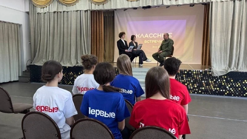 Активисты школы , ученики 10 класса Тихонов Максим и Сорокина Софья, провели «Классную встречу» с де