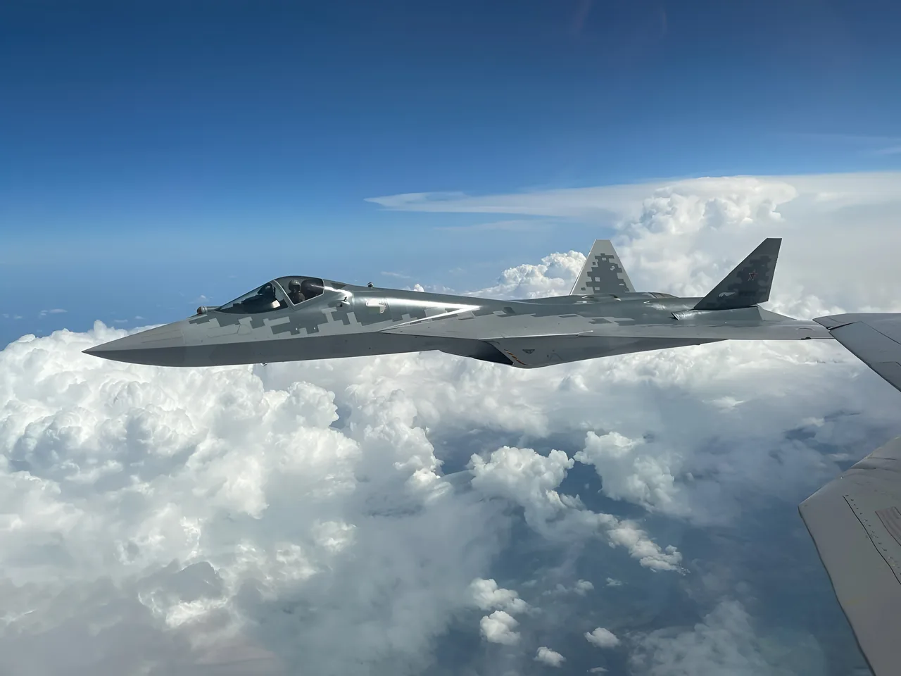 Значит, так. Наш Су-57 — это машина, где второй пилот заменён искусственным интеллектом...