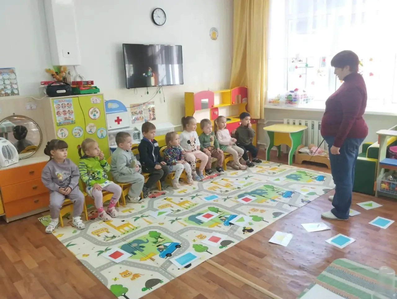 У детей младшей группы № 4 прошло увлекательное занятие по математике, где они закрепил...