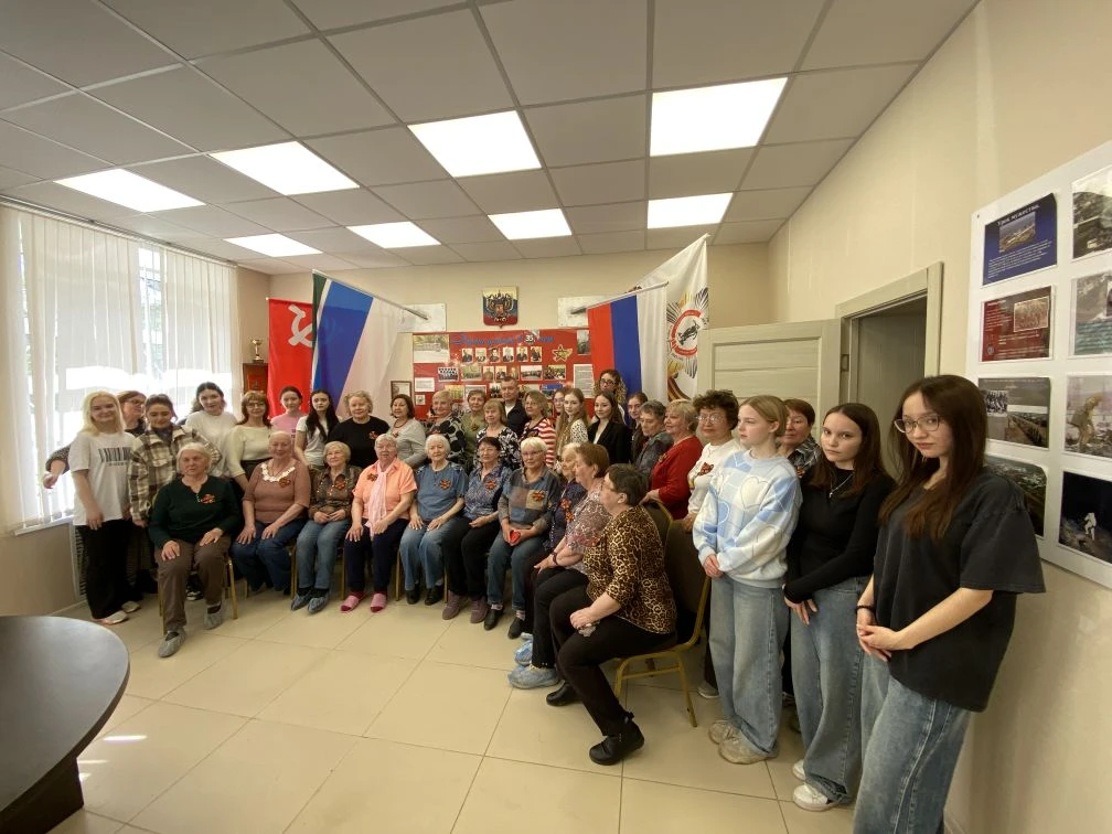 ⚡️Госавтоинспекция и студенты УрГПУ провели мастер-класс «Свет Победы» для ветеранов  Накануне Дня В
