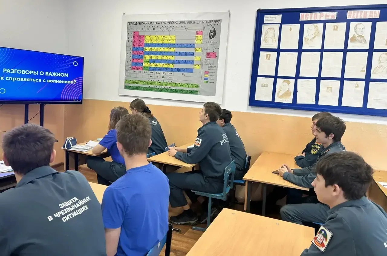В понедельник, 30 марта 2026 года, торжественная линейка ознаменовала начало новой учебной недели в 