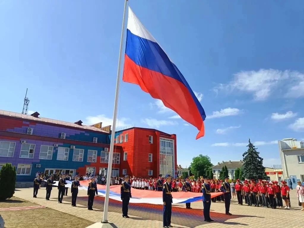 Сегодня в День России 🇷🇺 наши школьники  при участии советника директора по воспитанию вступили в 