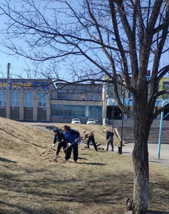 Двухмесячник по весенней уборке города продолжается  Вот так дружно вышел сегодня на уборку своей те