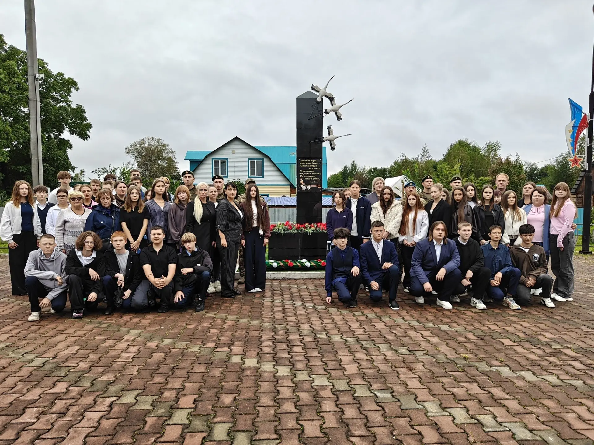 В селе Птичник прошло торжественное возложение цветов в Сквере Памяти